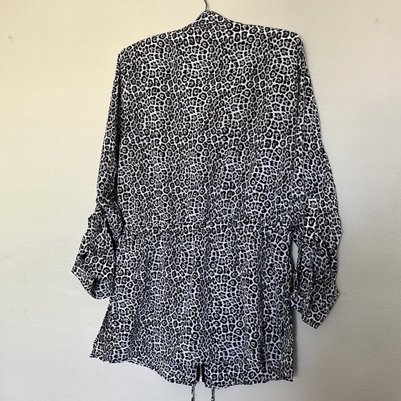 Michael Kors snow leopard, drawstring waist, zip up blouse, size large - Picture 10 of 11